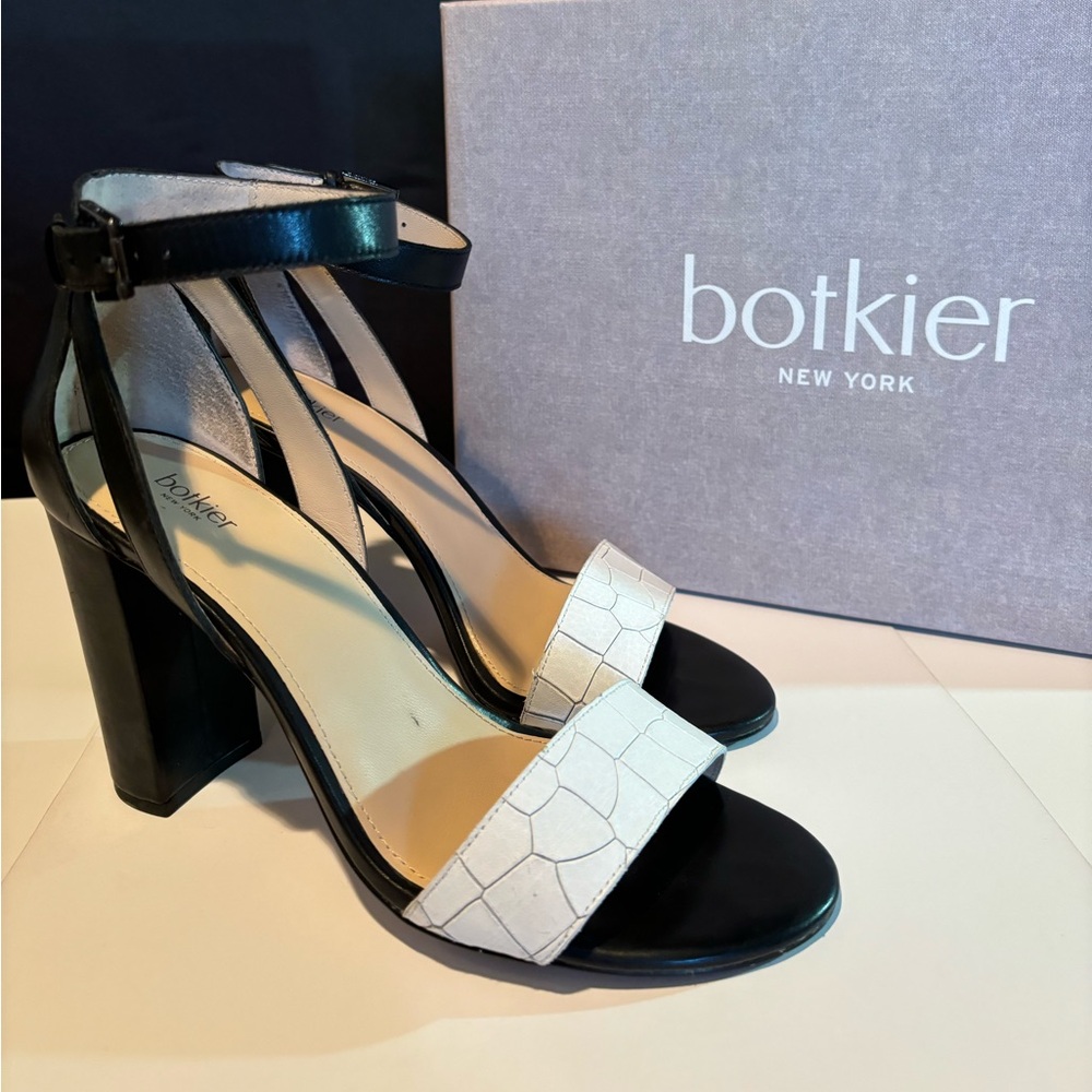 Botkier New York. Black and White ankle strap sandal. Block heel.